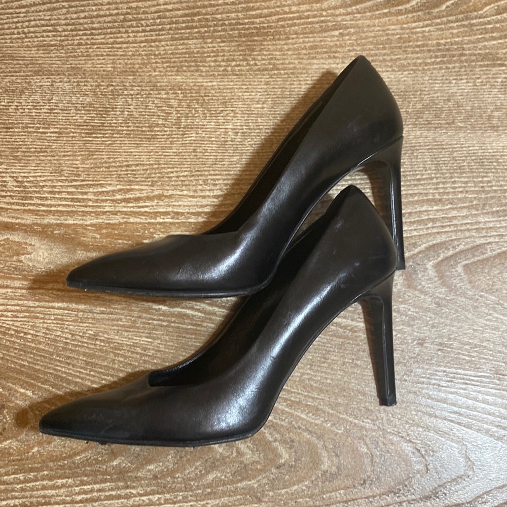 Hugo Boss pumps